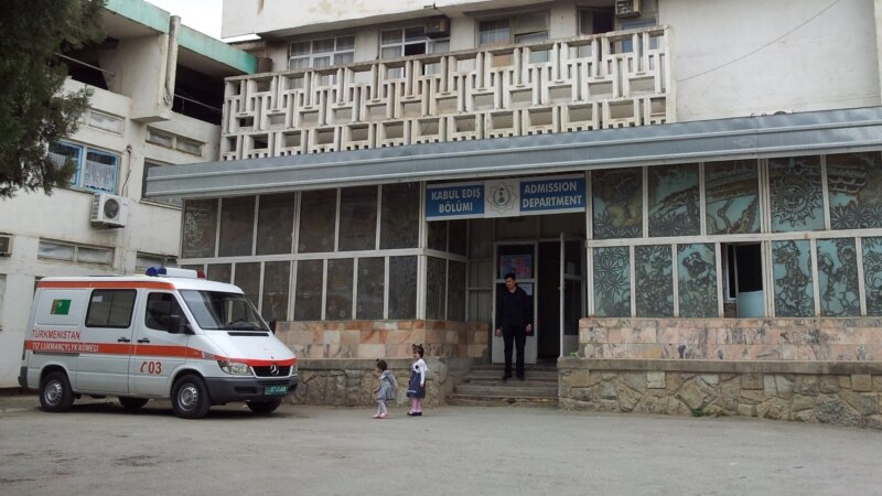 Balkanly näsaglar hassahanalara peçli we krowatly’ barmaly bolýandyklaryny aýdýarlar, saglyk resmisi muny ret edýär