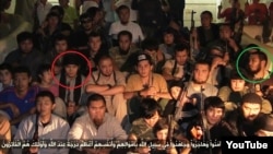 Группа «прибывших в Сирию казахских джихадистов». На кадре видео предположительно опознаны: братья-жезказганцы Жасулан Сарсенбек (в красном кружочке) и Еркемурат Сарсенбек (в зеленом кружочке). 