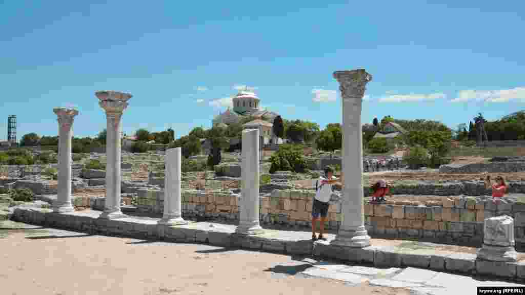 Колонны разрушенного византийского храма привлекают туристов. Они часто делают здесь фотографии на память