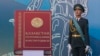 Конституция макетінің жанында тұрған әскери қызметкер. Алматы, 30 тамыз 2014 жыл.