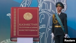 Конституция макетінің жанында тұрған әскери қызметкер. Алматы, 30 тамыз 2014 жыл. 