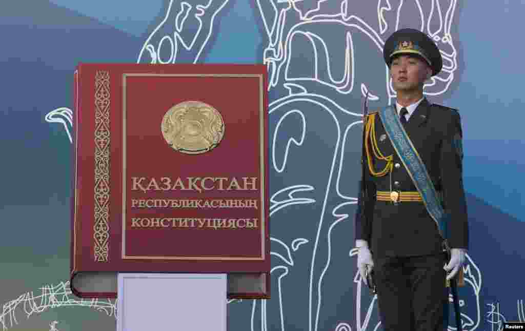 Жаңа конституция 131 негізгі және 13 өтпелі баптан тұрды: Негізгі заңда кіріспе, "Конституциялық құрылыстың негіздері", "Азамат, оның құқықтары мен міндеттері", "Қоғам мен оның құрылысының негіздері", "Мемлекет, оның органдары мен институттары", "Конституцияны сақтау кепілдіктері", сондай-ақ "Өтпелі ережелер" бөлімдері болды. Суретте: Қазақстан конституциясының үлкейтілген көшірмесінің жанында тұрған құрметті қарауыл.