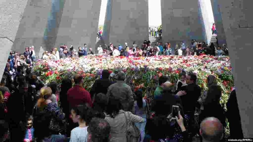 Мемориал утопает в цветах