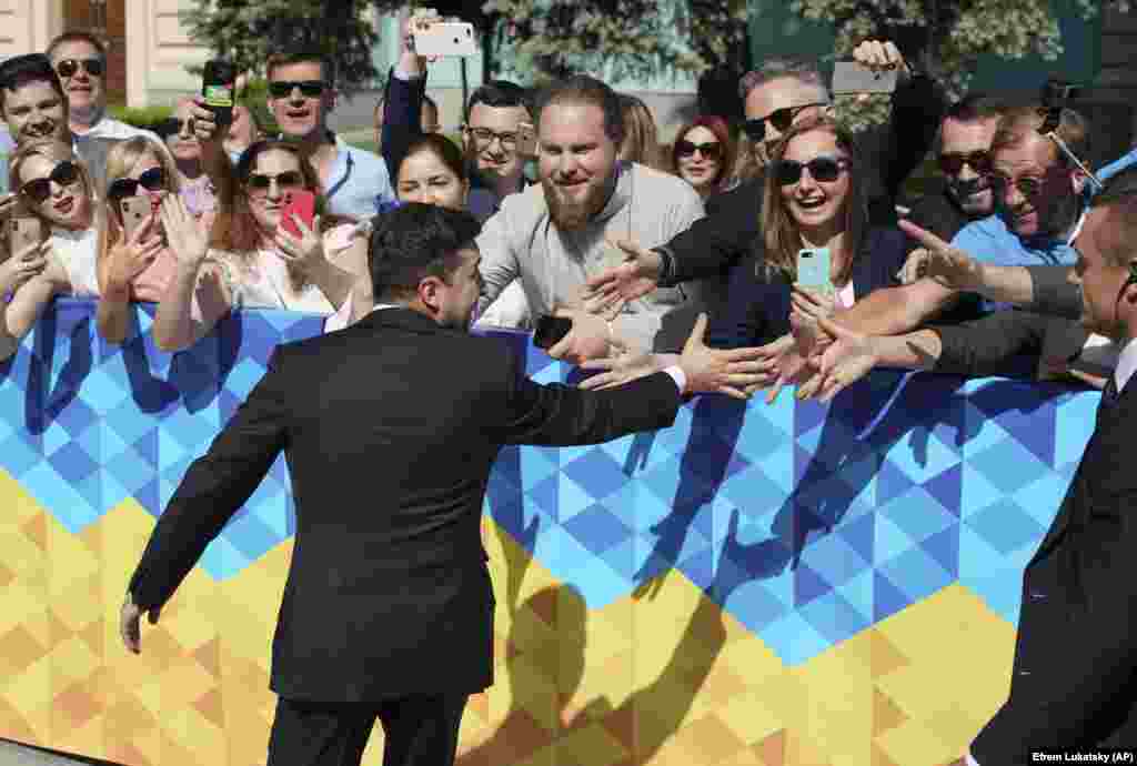 На фото Зеленский пожимает руки людям, пришедшим на инаугурацию