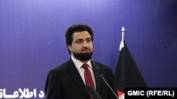 نصرت رحیمی سخنگوی وزارت داخله افغانستان حین یک کنفرانس مطبوعاتی در مرکز رسانه‌های حکومت افغانستان