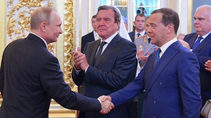 Путин өкмөт башчылыкка кайра эле Медведевди сунуш кылды