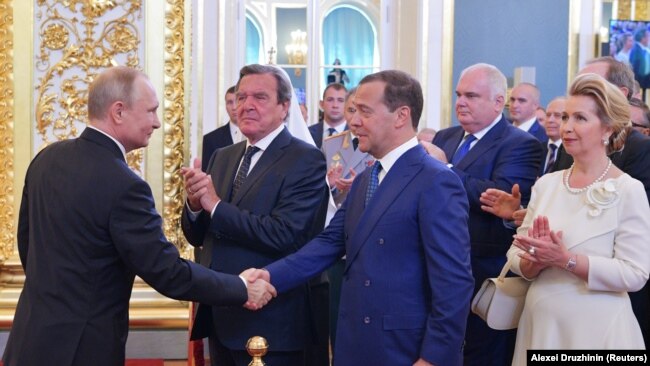 Бывший канцлер Германии Герхард Шредер (в центре) на церемонии инаугурации в президенты Владимира Путина. Москва, 7 мая 2018 года