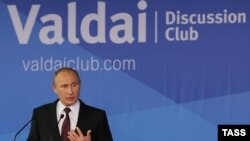 Ресей президенті Владимир Путин «Валдай» клубында сөйлеп тұр. Сочи, 24 қазан 2014 жыл.