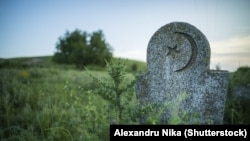 Orta Asiyada müsəlman qəbri /shutterstock, Alexandru Nika