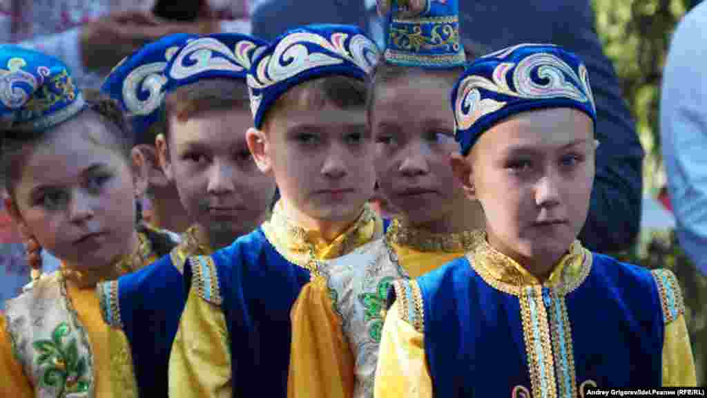 Učenici u tradicionalnoj odjeći 1. septembra prvog dana škole u Kazanu, glavnom gradu ruske republike Tatarstan.