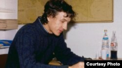Andrzej Borzym at his desk at RFE, Munich 1984. Photo: W.Poncet