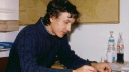 Andrzej Borzym at his desk at RFE, Munich 1984. Photo: W.Poncet