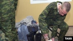 Примерка армейских сапог все чаще заканчивается для российских призывников больничной койкой