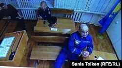 На снимке с экрана — осуждённый гражданский активист Макс Бокаев (справа) на суде о правомерности направления его для отбывания срока наказания в колонию ЕС-164/3 под городом Петропавловском. 25 января 2018 года.