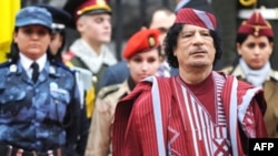 Муаммар Каддафи кілең қыздардан тұратын оққағарларымен бірге. Киев, 4 қараша 2008 ж.