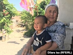 Халима Айтпаева немересімен бірге. Арыс, Түркістан облысы, 16 маусым 2020 жыл.
