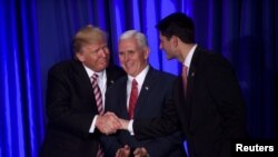 Președintele Donald J. Trump cu președintele Camerei reprezentanților, Paul Ryan și vicepreședintele Mike Pence