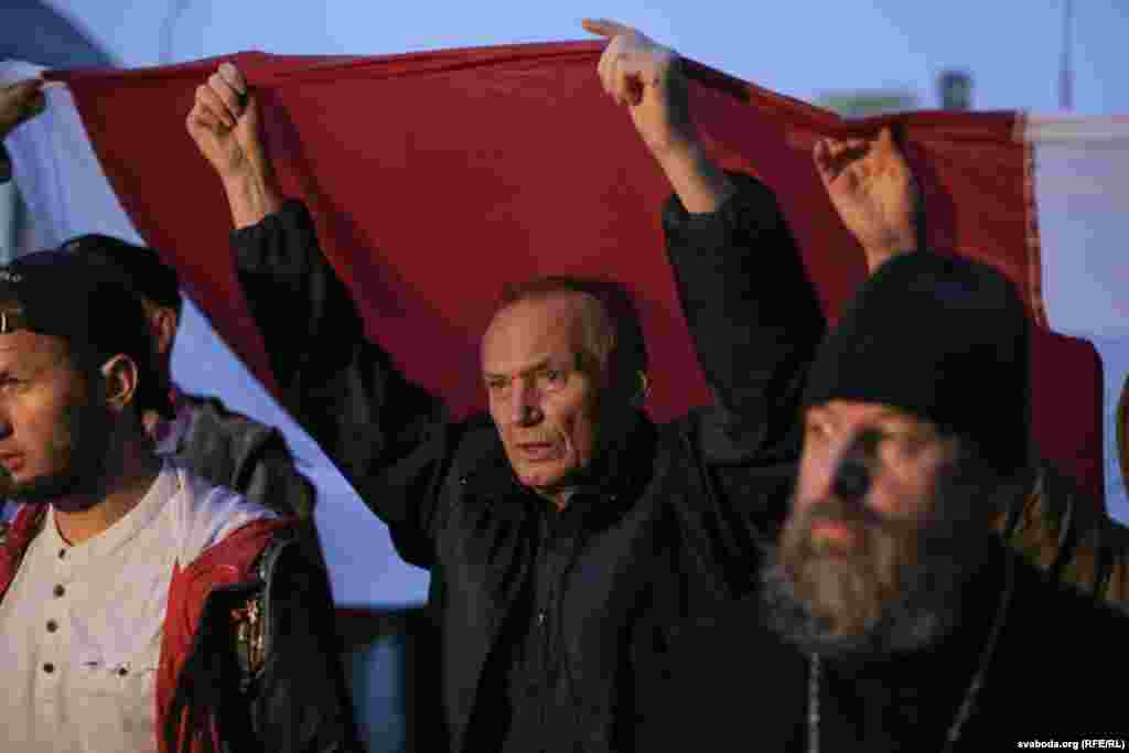 Участники акции заявили, что предупреждают «всех возможных агрессоров» о своей готовности «защищать независимость Беларуси с оружием в руках».