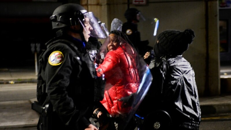 Interdicție de circulație pe timpul nopții la Philadelphia după două zile de proteste violente