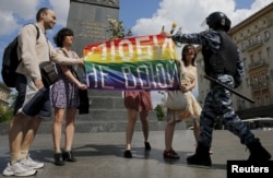 Полиция останавливает участников Московского гей-прайда. 2015 год