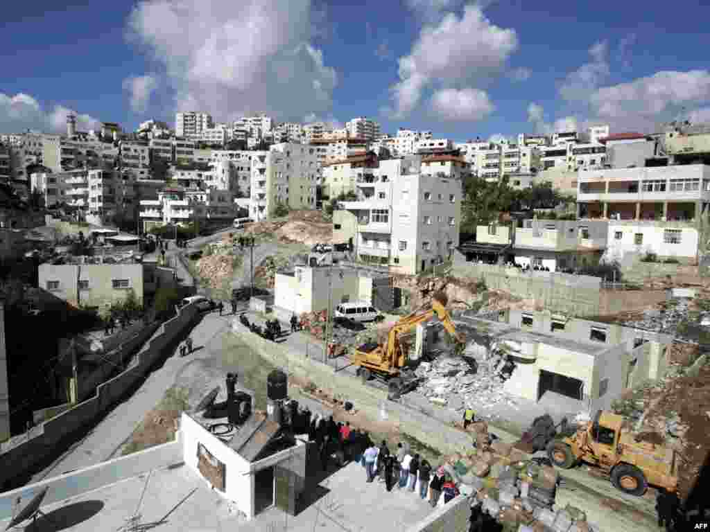 Ізраільскі вайсковы бульдозэр бурыць палестынскі дом у Ерусаліме, збудаваны без дазволу гарадзкіх уладаў