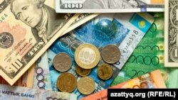 Казакстандын теңгеси менен АКШ долларынын сүрөттөрү.