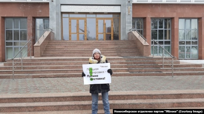 Одиночные пикеты в Новосибирске по поводу поправок к Конституции.