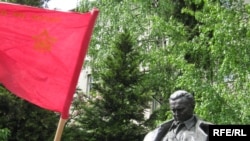 Kod statue Josipa Broza Tita u Sarajevu obilježena je 30. godišnjica njegove smrti, 04. maj 2010. Fotografije uz tekst: Zvjezdan Živković