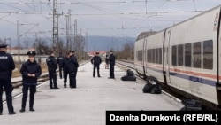 Policija ne dopušta migrantima izlazak iz voza