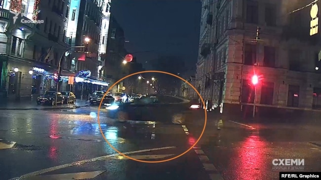 Tesla спочатку поїхала вгору бульваром Шевченка, а вже за хвилину цією ж дорогою спустилась повз готель вниз