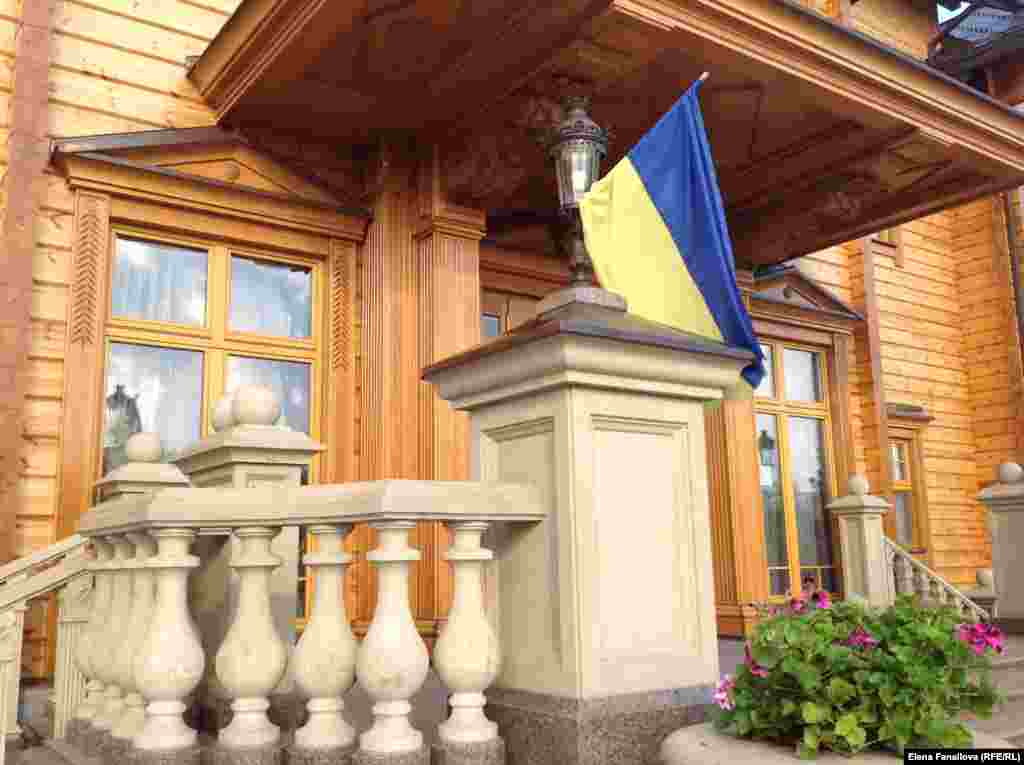 Вазон и украинский флаг, один из входов в Хонку