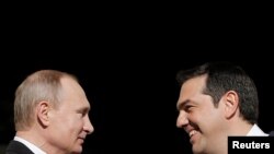 Premierul Alexis Tsipras (dr.) primindu-l pe Vladimir Putin la Atena în 2016.