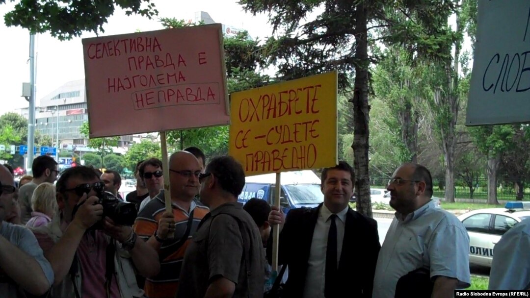 Новинарите протестираа пред Основниот суд во Скопје.
