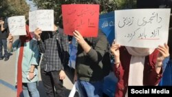 تجمع گروهی از دانشجویان در دانشگاه تهران همزمان با سخنرانی حسن روحانی 