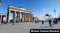 نمایی از دروازه براندنبورگ در شهر برلین که پس از شیوع ویروس کرونا بسیار خلوت شده است.
