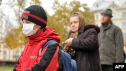 Elev cu mască de protecţie la Lviv