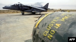جنگنده هریر نیروی هوایی بریتانیا در پایگاه کویت و بمبی خوشه ای در تصویر