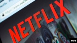 Логотип компании Netflix на мониторе.