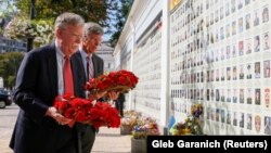 John Bolton depunând coroane de flori în memoria soldaților căzuți în recentul conflict din estul Ucrainei