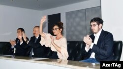 Prezident, Milli Olimpiya Komitəsinin prezidenti İlham Əliyev, birinci xanım, IV İslam Həmrəyliyi Oyunlarının Təşkilat Komitəsinin sədri Mehriban Əliyeva və ailə üzvləri final qarşılaşmalarına baxırlar.