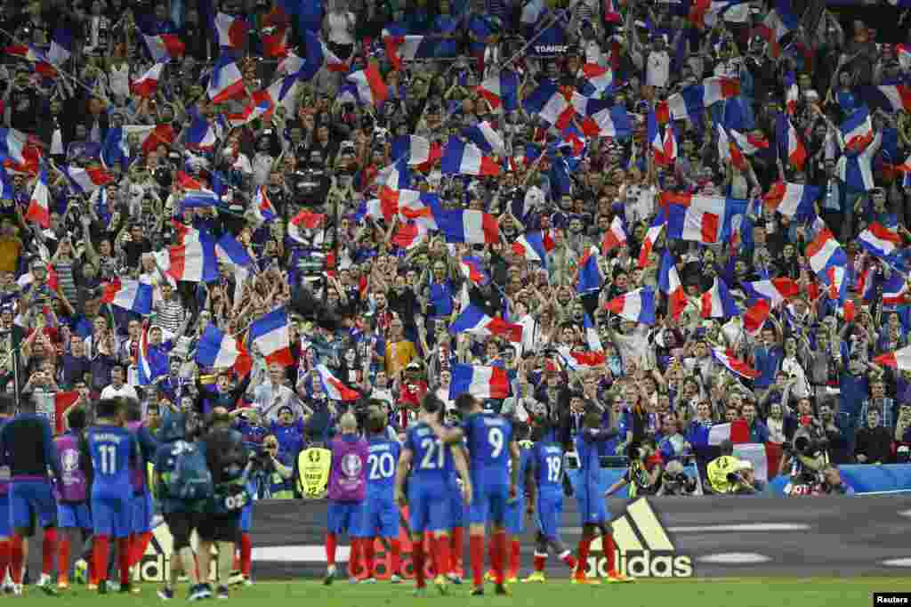 Atmosferă încinsă pe stadionul Saint-Denis... (REUTERS/Darren Staples Livepic).