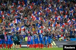 Французи святкують перемогу над збірною Румунії (2:1). Париж, 10 червня 2016 року