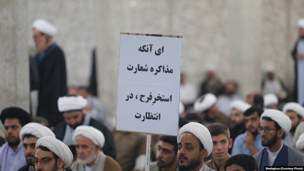 مکارم شیرازی خواستار توضیح حوزه علمیه قم درباره هویت برگزار کنندگان این مراسم شده است