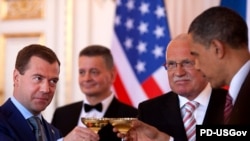 Подписывая в Праге договор СНВ, Дмитрий Медведев и Барак Обама еще не знали обо всех трудностях, которые ему придется пройти