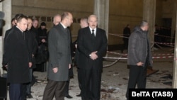 Архіўнае фота. Аляксандар Лукашэнка на месцы тэракту ў менскім мэтро. 12 красавіка 2011 году