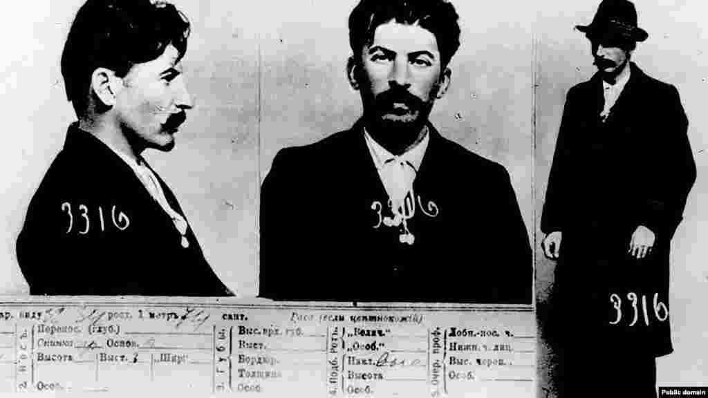 Фотографии из полицейского досье, сделанные в начале 1900-х годов. На них запечатлен человек, который позже станет известен как Иосиф Сталин. В годы, когда были сделаны снимки, группа революционеров совершила ограбление банка центре Тбилиси, убив около 40 человек