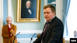 نخست‌وزیر ایسلند یک روز پیشتر گفته بود که از مقامش استعفاء نمی‌کند.