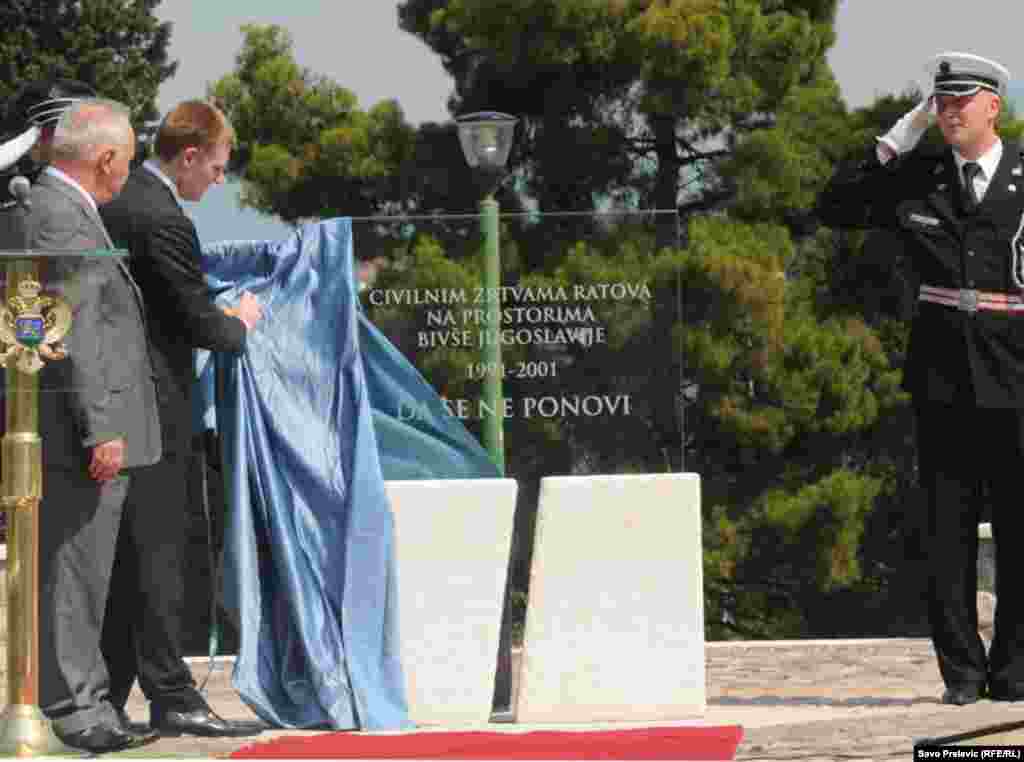 Igor Lukšič, crnogorski premijer otvorio je spomen park posvećen svim civilnim žrtvama ratova devedesetih. Spomen park je otvoren na Dan sećanja na žrtve zločina u Srebrenici, Podgorica, 11.07.2011. Foto: RSE / Savo Prelević