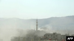 Облако дыма над пригородом Дамаска после предположительной химической атаки. 21 августа 2013 года.