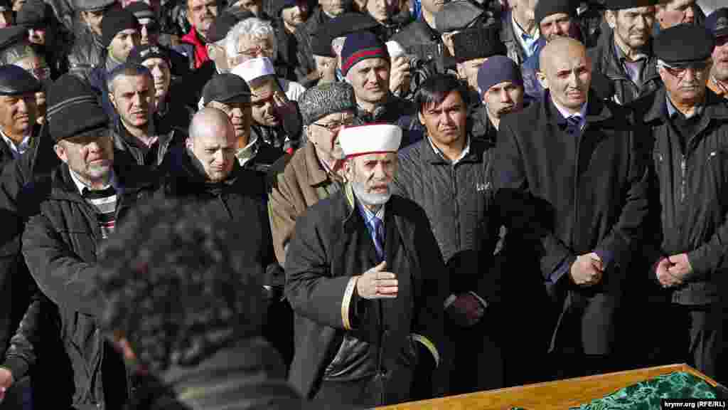 Rusiye, &laquo;cinayetni etkenniñ şahsı belgilenilmegeni&raquo; sebebinden tahqiqni 2015 senesi mart ayında toqtattı. Qırımnıñ Rusiye başı Sergey Aksönov ise, &laquo;Qırım samooboronası&raquo; Reşat Ametovnıñ öldürüvine alâqadar degil, dep bildirdi&nbsp;